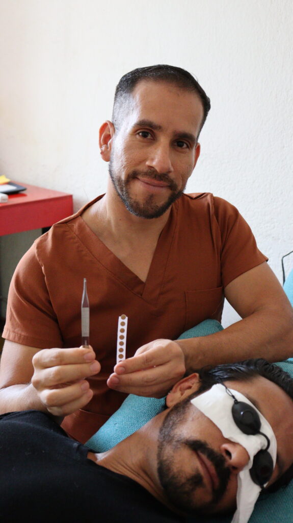 Aplicando Auriculoterapia con balines 